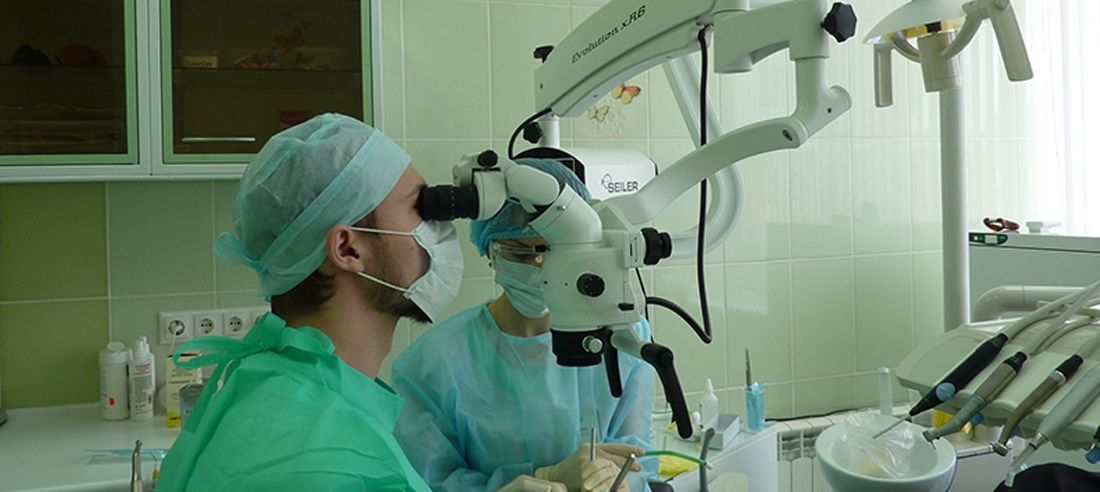 Операционная эндодонтия с использованием микроскопа